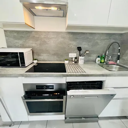 Superbe Duplex Design Neuf 2 Chambres, Climatise Confort, Facile D,acces Stationnement Gratuit Marseille