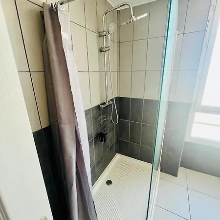 Superbe Duplex Design Neuf 2 Chambres, Climatise Confort, Facile D,acces Stationnement Gratuit Apartment *