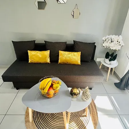 Superbe Duplex Design Neuf 2 Chambres, Climatise Confort, Facile D,acces Stationnement Gratuit Apartment