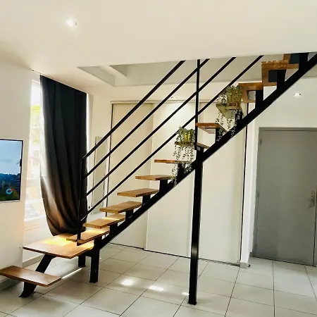 Superbe Duplex Design Neuf 2 Chambres, Climatise Confort, Facile D,acces Stationnement Gratuit Apartment *