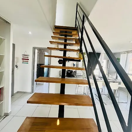 Superbe Duplex Design Neuf 2 Chambres, Climatise Confort, Facile D,acces Stationnement Gratuit