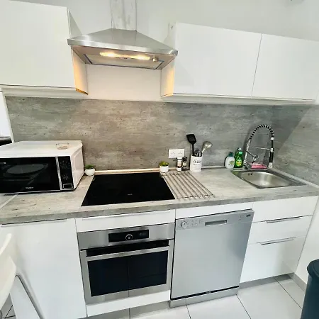 Superbe Duplex Design Neuf 2 Chambres, Climatise Confort, Facile D,acces Stationnement Gratuit