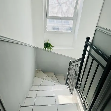 Superbe Duplex Design Neuf 2 Chambres, Climatise Confort, Facile D,acces Stationnement Gratuit Apartment