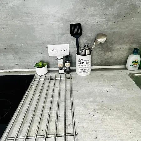 Superbe Duplex Design Neuf 2 Chambres, Climatise Confort, Facile D,acces Stationnement Gratuit Apartment